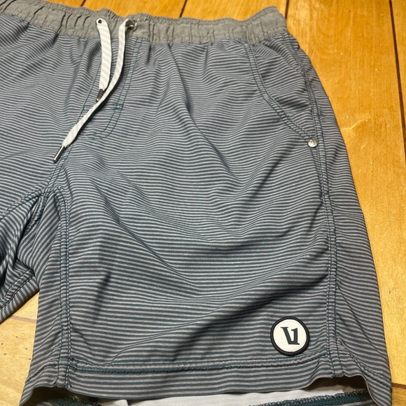 Vuori Kore Lined Shorts Green/Gray Striped with 7 inch Inseam - Picture 2 of 15
